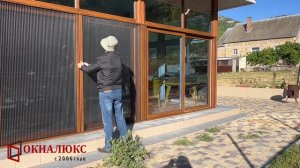 Мосткиные сетки плиссе окрашенные в цвет золотой дуб установленные на портал Rehau Euro Slide