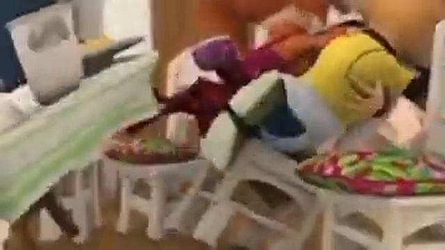 ЛИЗА ХОЧЕТ НА РУЧКИ! Я ТОЖЕ ХОЧУ НА РУЧКИ! смотреть онлайн