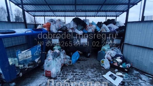 (12+) Снег лежит во дворах