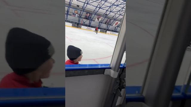 Тренера не догнать. Можно в меня снежком )) Арсений Плющенко, 3 года, играет с тренером на льду. смотреть онлайн