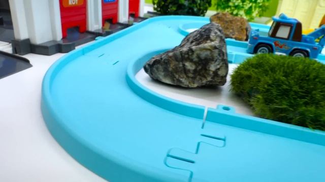 Робокар Рой спасает самолет - Машины сказки - Видео для детей с игрушками смотреть онлайн