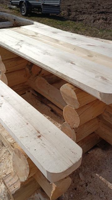 рубленный стол со скамейками