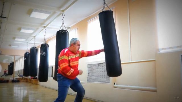 В детстве боксом занимался, через 30 лет решил вспомнить как по груше бить смотреть онлайн