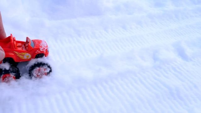Машинки и Игры для детей в детский садик Капуки - Вспыш, Маквин и чудо машинки чистят снег смотреть онлайн