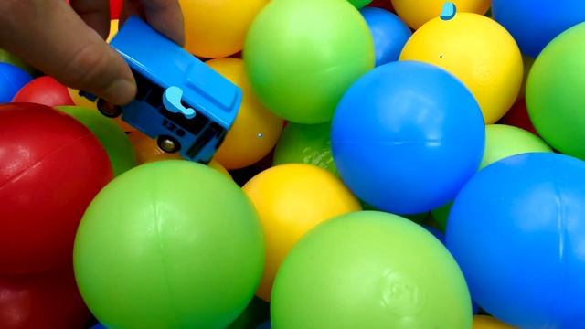 Машинки Маквин, Вспыш, Робокар Поли. Игрушки и Детский сад. Учим овощи в бассейне с шариками смотреть онлайн