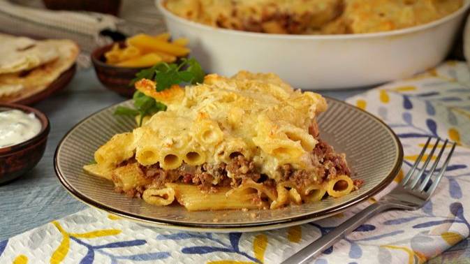 Запеканка из макарон с фаршем и соусом бешамель. ПАСТИЦИО смотреть онлайн