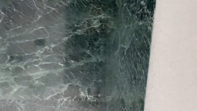 Зеленый и белый мрамор в ванной комнате в Москве Green Tinos и White Crystal облицовка стен и пола смотреть онлайн