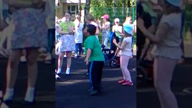 Толстяк танцует