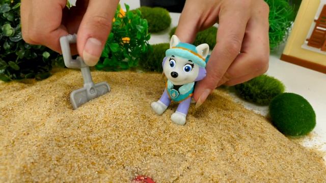 Секреты в песочнице. Человек паук и супергерои в детском садике. Видео с игрушками для детей смотреть онлайн