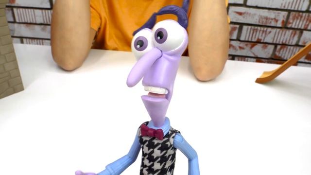 Хэллоуин и кукла Барби - Детский сад Капуки для игрушек - Видео для детей смотреть онлайн