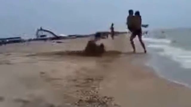 Прикол на пляже смотреть всем смотреть онлайн