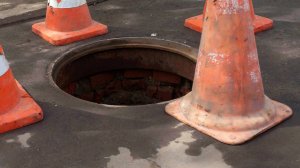 Девятилетний мальчик провалился в люк на территории школы в Петербурге