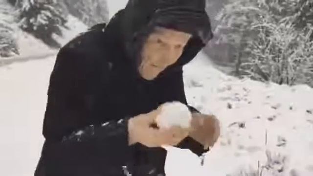 101-летняя бабушка радуется снегу