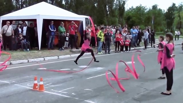 Юные гимнастки - танцы на асфальте смотреть онлайн