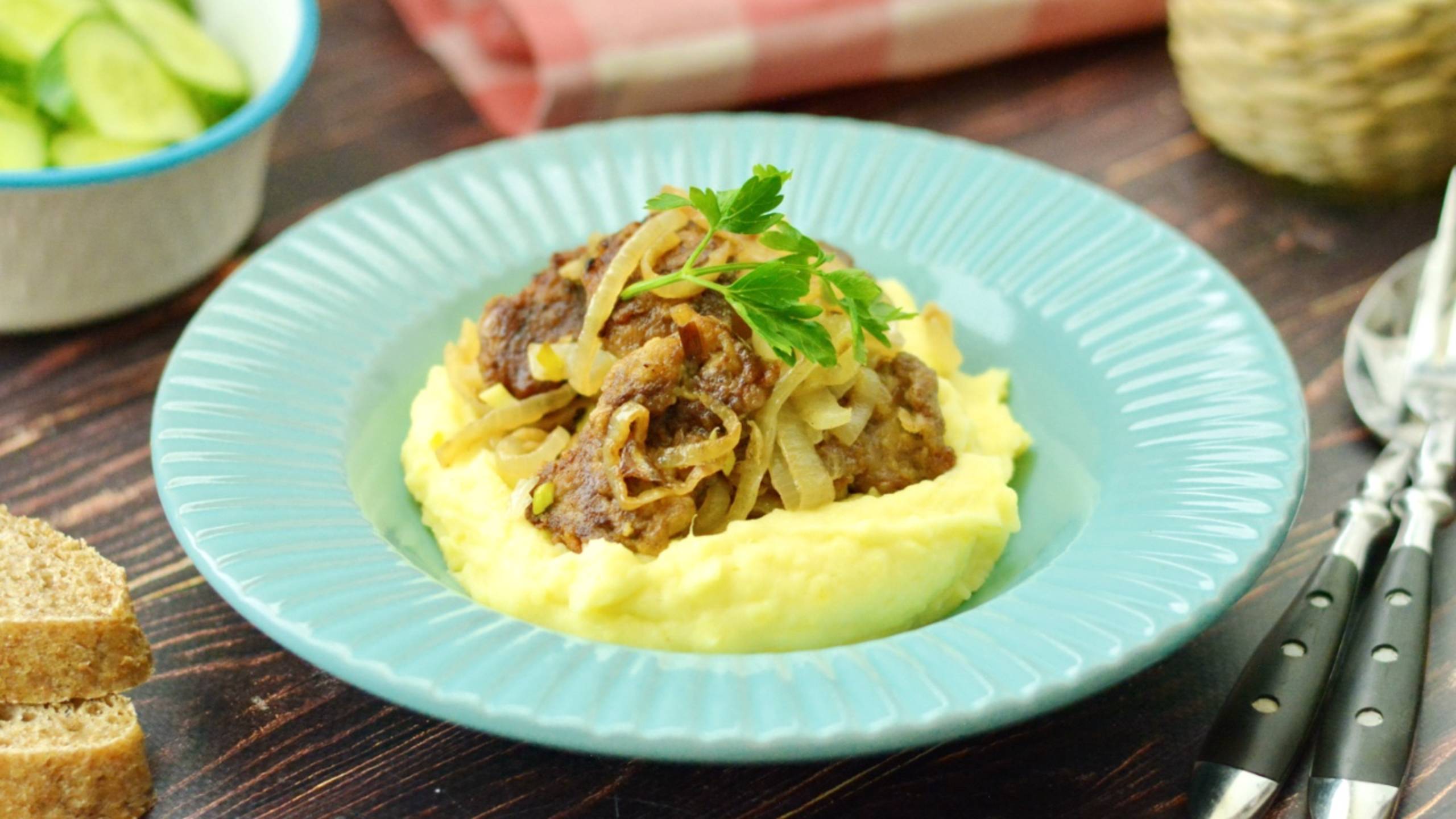 Жареная утиная печень с луком на сковороде смотреть онлайн