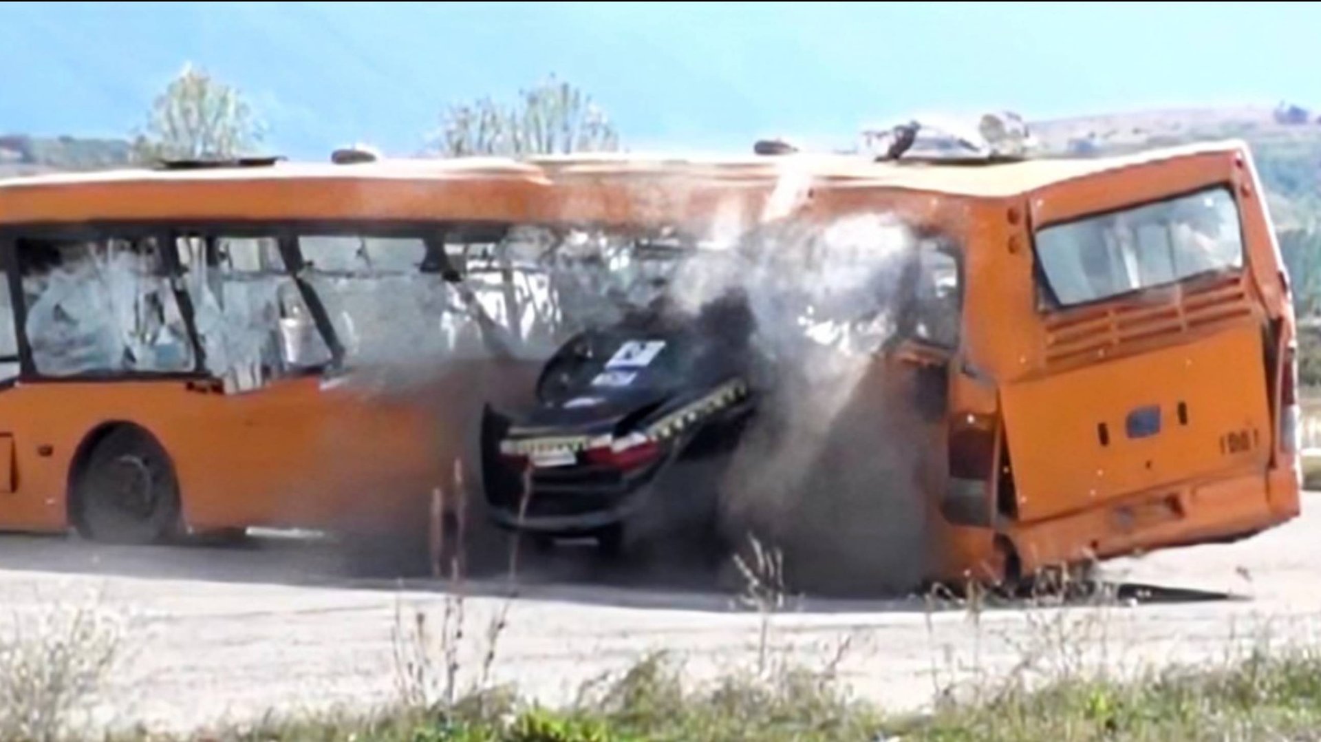 Жесть!!! Машина на скорости в 200 км/ч врезалась в автобус🚌😱 смотреть онлайн