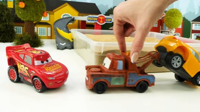 Машинки ТАЧКИ устроили гонки - Машины сказки из игрушек - Маквин и Круз онлайн смотреть онлайн