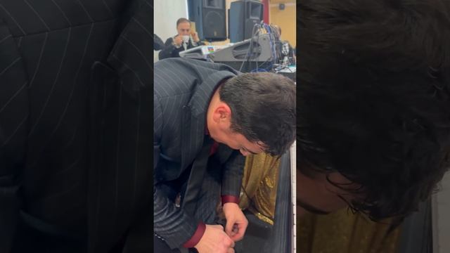 Сакит Самедов порвал брюки на свадьбе. Сам себе портье смотреть онлайн