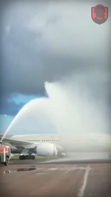 Почему иногда самолеты поливают водой после приземле? смотреть онлайн