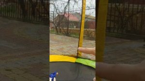 МАЛЫШКА ПРЫГАЕТ НА БАТУТЕ!!!