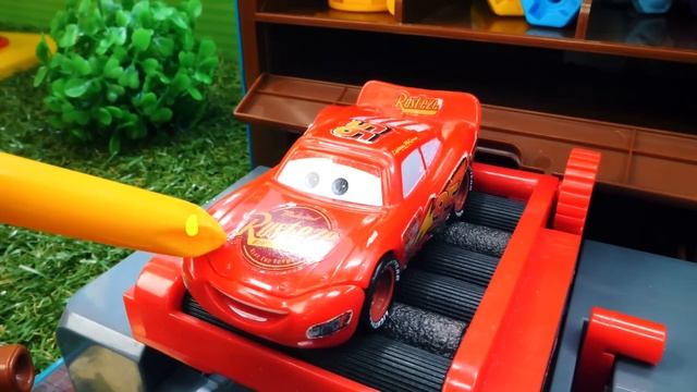 Маквин или Круз? Машинки и гонки. Сказки на ночь из игрушек. Видео для детей смотреть онлайн