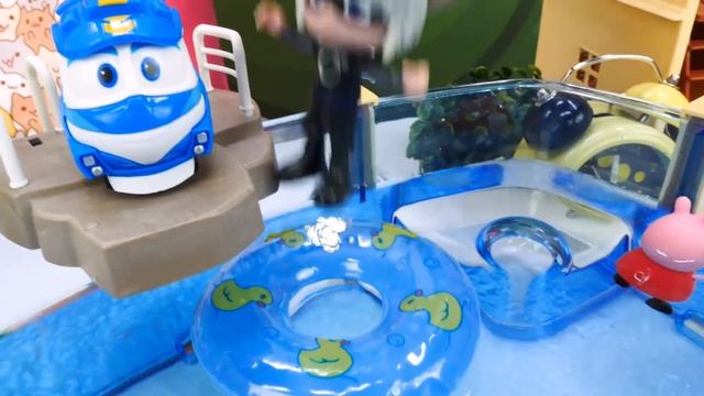 Мультик из игрушек - Свинка Пеппа и супер крылья Диззи - Уроки плавания в Детском садике смотреть онлайн