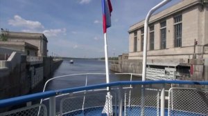 На теплоходе музыка играет. Поёт Band ODESSA.