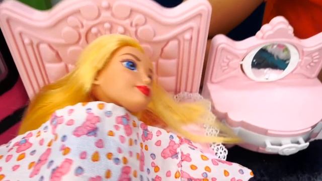 Видео для детей про куклы. Эльза, Леди Баг, Супер Герл и Харли Квинн и Барби в детском садике! смотреть онлайн