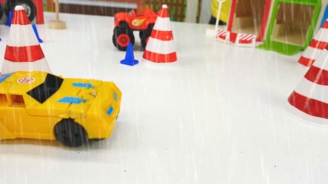 Машинки под дождем. Маквин, Вспыш и другие машинки в детском садике. Видео для детей смотреть онлайн