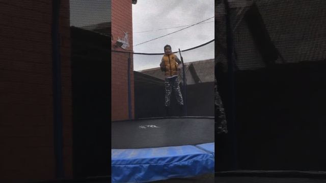 Делаю трюки на батуте!! смотреть онлайн