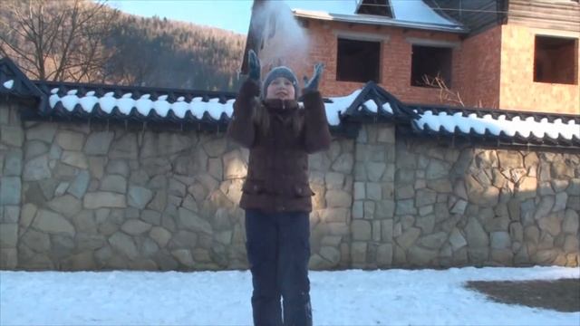 Ліза грається з німецькою вівчаркою