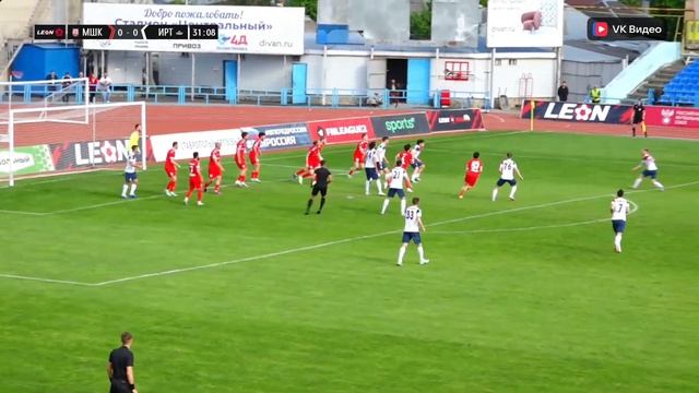 Владимир Лаптев забивает в ворота 