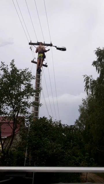 Демонтаж фонаря уличного освещения. Dismantling of the street light смотреть онлайн