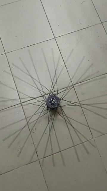 Колесо без обода крутиться) #велосипед #kingbike #скорость #спицы #вращение #крутим смотреть онлайн