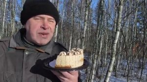 Геннадий Горин в лесу кушает торт.