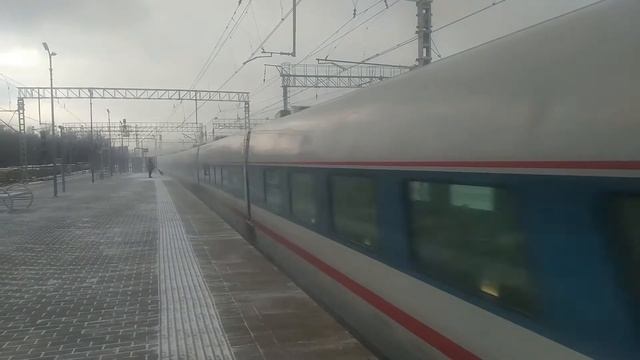 Электровоз ЭП20-007 с поездом Стриж проследует ст. Кусково. смотреть онлайн