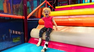 Космическая площадка и детский городок! Анна Мария гуляет и фантазирует!