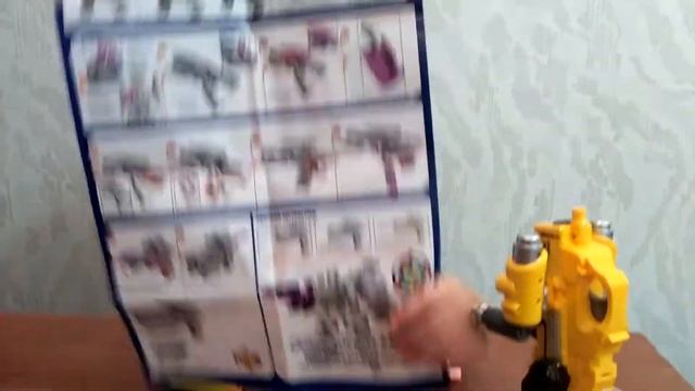 Распаковка робота трансформера который превращается в пистолет.