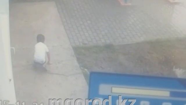Мальчик выпал из окна детсада смотреть онлайн