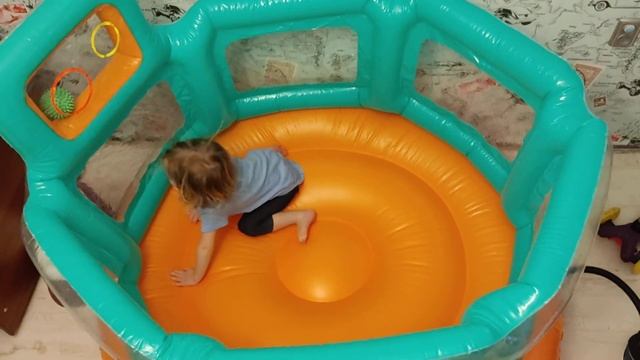 Саша скачет на батуте🙃игры дома.