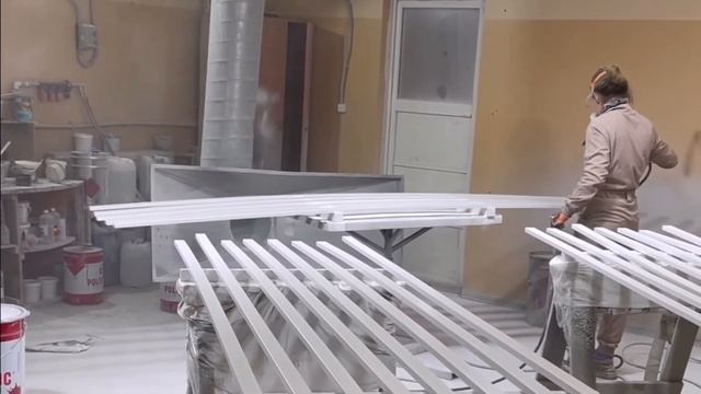 Окрашивание реек из МДФ эмалью в цеху смотреть онлайн