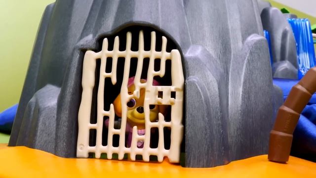 Щенячий патруль в Сказке! Видео про игрушки: Скай в пещере. Машины сказки на ночь смотреть онлайн