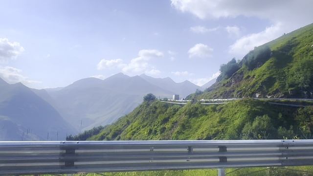 Военно-Грузинская дорога (пейзажи Грузии после перехода границы с Россией) смотреть онлайн