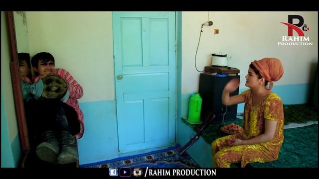 Духтари Паставчик Бачаи Кишлокира Паставит Кад Дар Аблава Фурухт