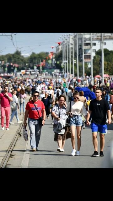 День города Екатеринбурга. Гуляния , танцы и салют. Музыка Жанна Фриске.