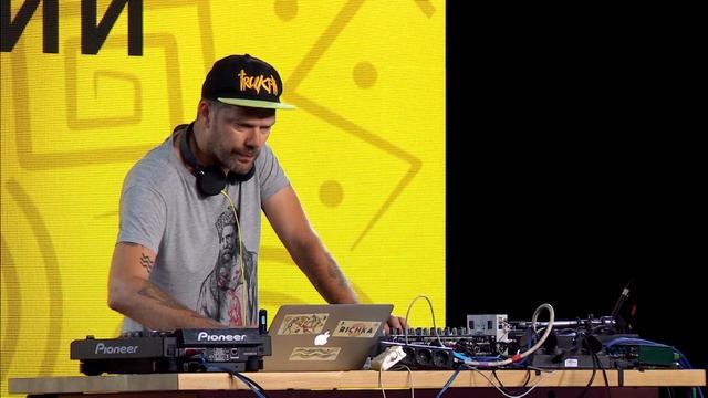 DJ має грати музику, відповідати часу, жити | Анатолій Тапольський | TEDxKyiv смотреть онлайн