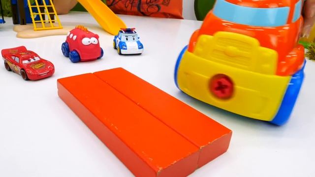 Игры в машинки Вспыш и Маквин - Детский садик Капуки Кануки - Видео для детей смотреть онлайн