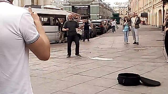 ШОК! Пьяный дед танцует на уличном концерте.