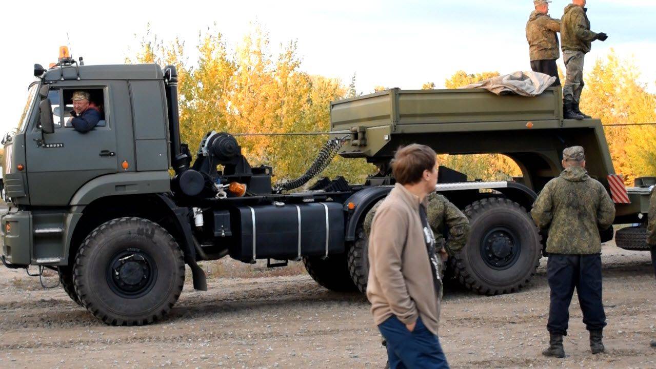 Затягивание лебёдкой КамАЗа-65221 БТР-80 на трал