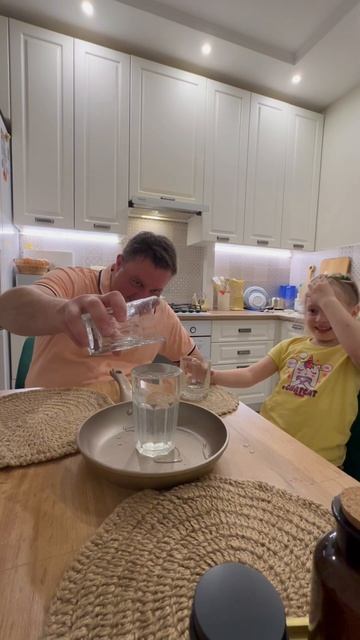 Игра «наполни стакан» Кто выиграл? Папа или Ира? #семья